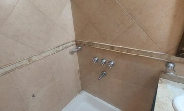Monoambiente con balcón en alquiler Morón