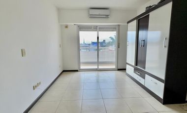 Monoambiente con balcón en Morón