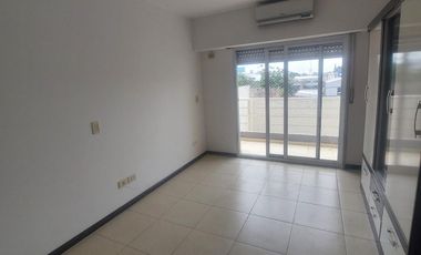 Monoambiente con balcón en alquiler Morón