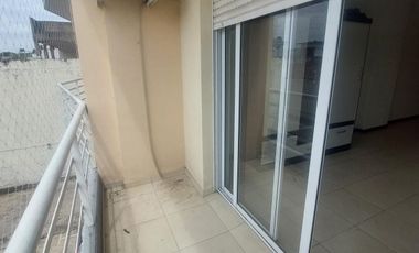 Monoambiente con balcón en alquiler Morón