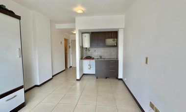 Monoambiente con balcón en Morón