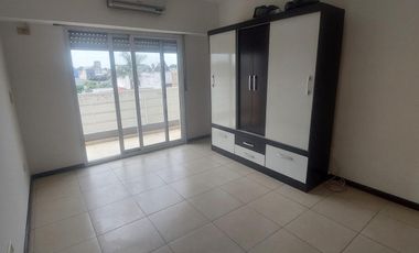 Monoambiente con balcón en alquiler Morón