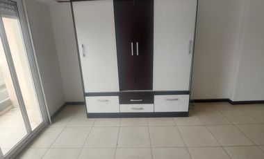 Monoambiente con balcón en alquiler Morón