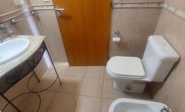 Monoambiente con balcón en alquiler Morón