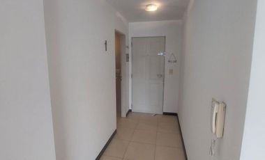 Monoambiente con balcón en alquiler Morón