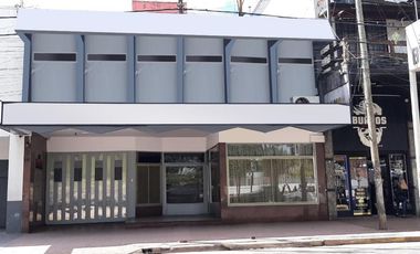 Local en  Florencio Varela frente a la estación de tren