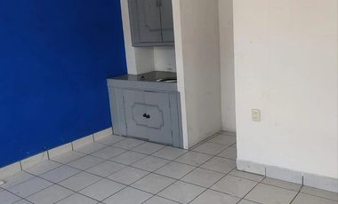 LOCAL EN RENTA, FRENTE A PLAZA CRYSTAL