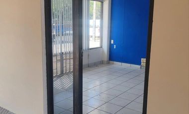 LOCAL EN RENTA, FRENTE A PLAZA CRYSTAL