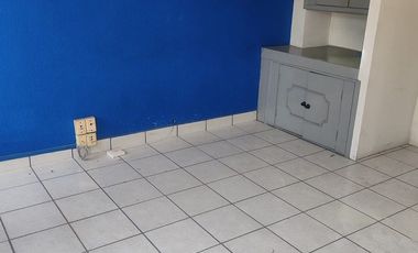 LOCAL EN RENTA, FRENTE A PLAZA CRYSTAL