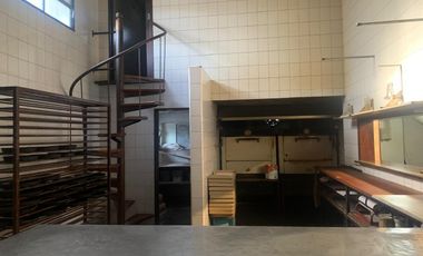 Local en  Avenida Rolón a metros de la estación