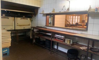 Local en  Avenida Rolón a metros de la estación