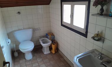 EXCELENTE CHALET DE GRAN CATEGORÍA A 2 CUADRAS DEL CENTRO