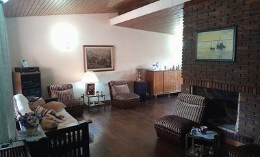 EXCELENTE CHALET DE GRAN CATEGORÍA A 2 CUADRAS DEL CENTRO