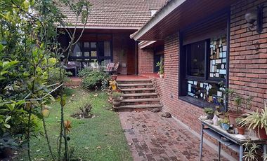 EXCELENTE CHALET DE GRAN CATEGORÍA A 2 CUADRAS DEL CENTRO