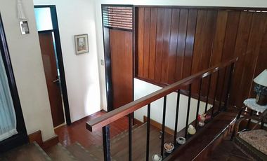 EXCELENTE CHALET DE GRAN CATEGORÍA A 2 CUADRAS DEL CENTRO