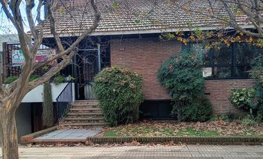 EXCELENTE CHALET DE GRAN CATEGORÍA A 2 CUADRAS DEL CENTRO