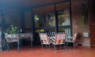 EXCELENTE CHALET DE GRAN CATEGORÍA A 2 CUADRAS DEL CENTRO