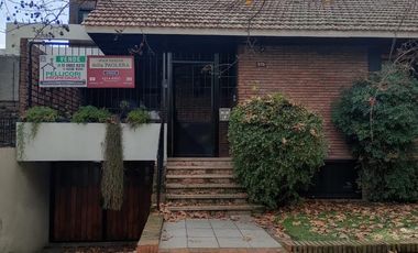 EXCELENTE CHALET DE GRAN CATEGORÍA A 2 CUADRAS DEL CENTRO