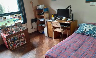 EXCELENTE CHALET DE GRAN CATEGORÍA A 2 CUADRAS DEL CENTRO