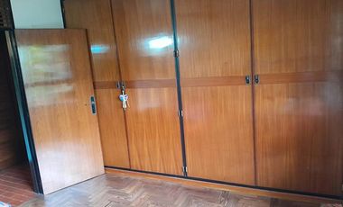 EXCELENTE CHALET DE GRAN CATEGORÍA A 2 CUADRAS DEL CENTRO
