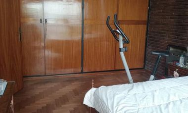 EXCELENTE CHALET DE GRAN CATEGORÍA A 2 CUADRAS DEL CENTRO