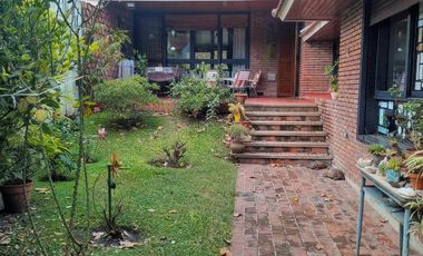 EXCELENTE CHALET DE GRAN CATEGORÍA A 2 CUADRAS DEL CENTRO