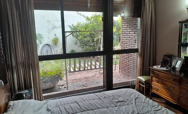 EXCELENTE CHALET DE GRAN CATEGORÍA A 2 CUADRAS DEL CENTRO