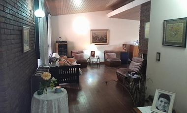 EXCELENTE CHALET DE GRAN CATEGORÍA A 2 CUADRAS DEL CENTRO