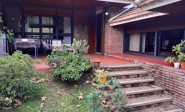 EXCELENTE CHALET DE GRAN CATEGORÍA A 2 CUADRAS DEL CENTRO