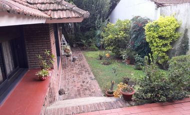 EXCELENTE CHALET DE GRAN CATEGORÍA A 2 CUADRAS DEL CENTRO