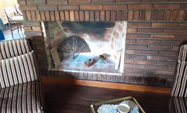 EXCELENTE CHALET DE GRAN CATEGORÍA A 2 CUADRAS DEL CENTRO