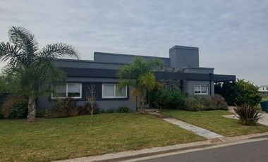 Alquiler Casa en San Sebastian Area 8 Cod 875