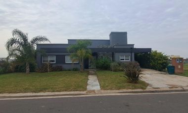 Alquiler Casa en San Sebastian Area 8 Cod 875