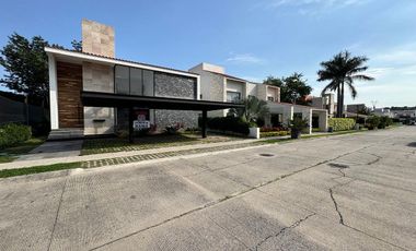 Residencia de Lujo Frente Al Campo de Golf en Paraíso Country Club