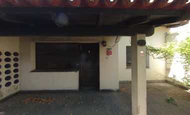 Chalet sobre amplio lote de 10 x 39 en Banfield Este