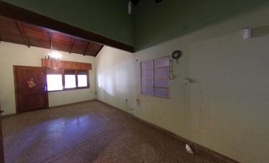 Chalet sobre amplio lote de 10 x 39 en Banfield Este