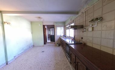 Chalet sobre amplio lote de 10 x 39 en Banfield Este