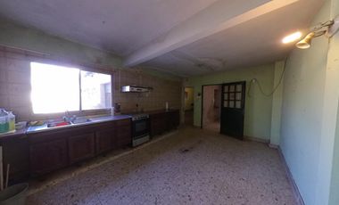 Chalet sobre amplio lote de 10 x 39 en Banfield Este