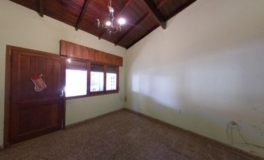 Chalet sobre amplio lote de 10 x 39 en Banfield Este