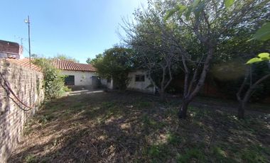 Chalet sobre amplio lote de 10 x 39 en Banfield Este