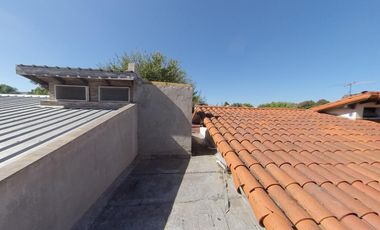 Chalet sobre amplio lote de 10 x 39 en Banfield Este