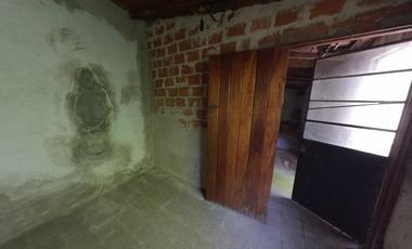 Chalet sobre amplio lote de 10 x 39 en Banfield Este