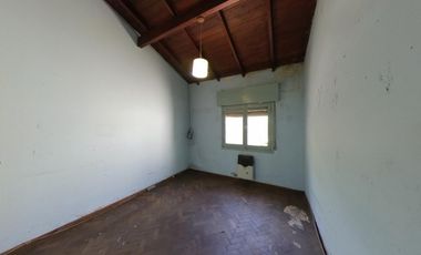 Chalet sobre amplio lote de 10 x 39 en Banfield Este