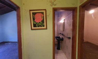 Chalet sobre amplio lote de 10 x 39 en Banfield Este