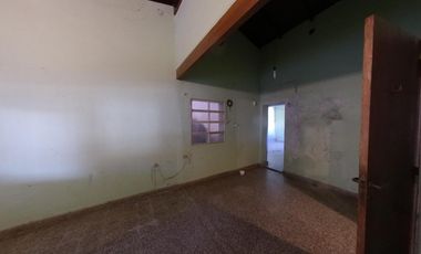 Chalet sobre amplio lote de 10 x 39 en Banfield Este