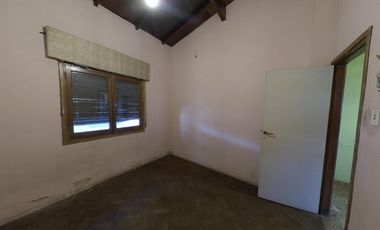 Chalet sobre amplio lote de 10 x 39 en Banfield Este