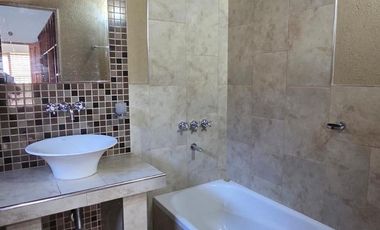 Se alquila Casa de 4 ambientes en Villa Udaondo, Parque leloir