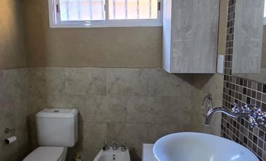 Se alquila Casa de 4 ambientes en Villa Udaondo, Parque leloir