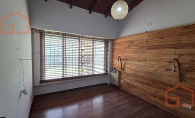 Se alquila Casa de 4 ambientes en Villa Udaondo, Parque leloir