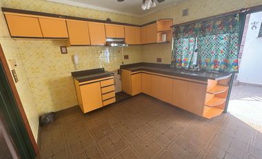 EXCELENTE ESQUINA COMERCIAL CON VIVIENDA